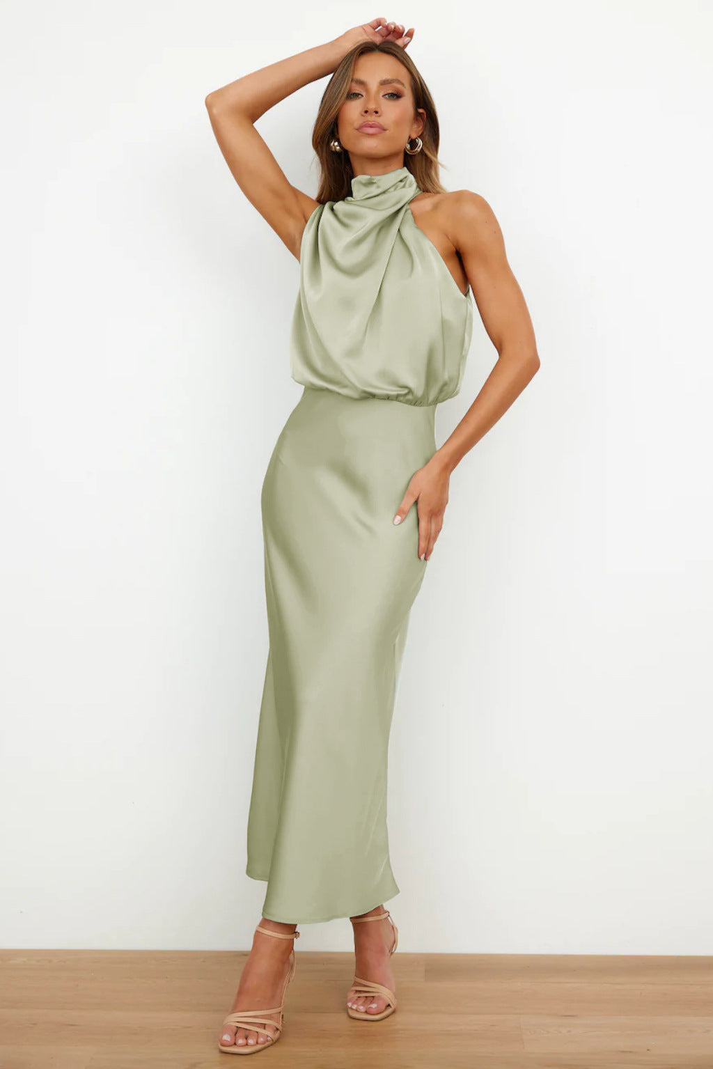 Robe longue en satin avec décolleté type halter