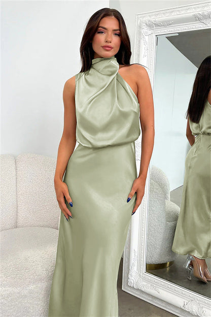 Robe longue en satin avec décolleté type halter