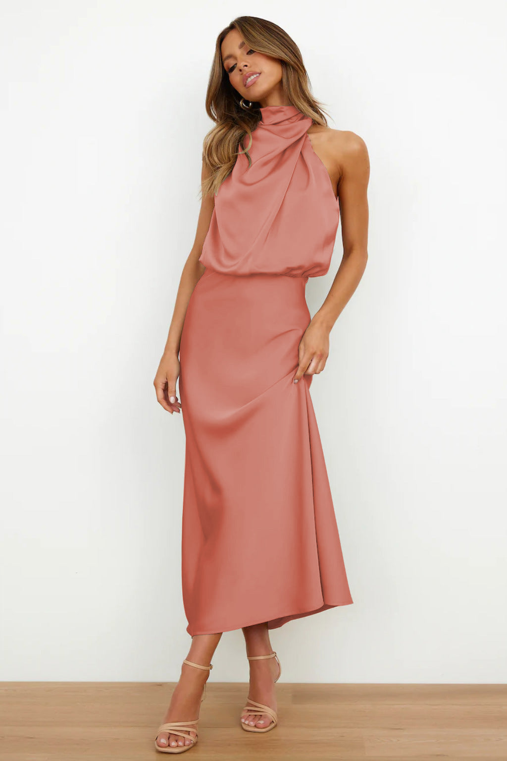 Robe longue en satin avec décolleté type halter