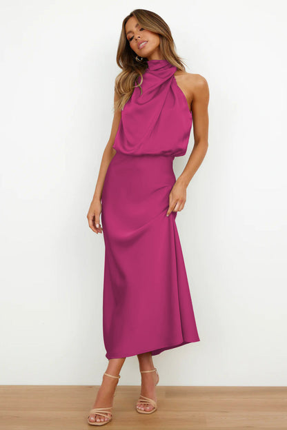 Robe longue en satin avec décolleté type halter