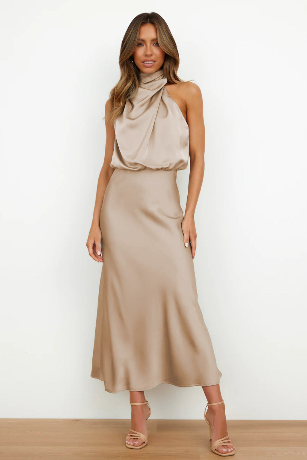 Robe longue en satin avec décolleté type halter